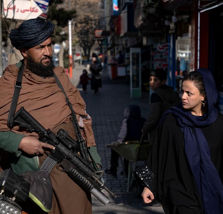 ممنوعیت کار زنان توسط طالبان در افغانستان یک‌ساله شد